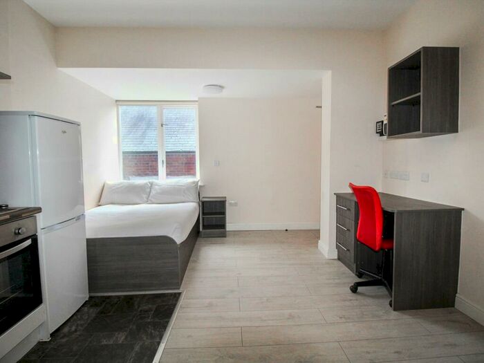 Apartment To Rent In Apt, Clarendon Road #, LS2