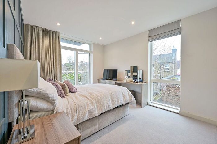 2 Bedroom Flat To Rent In Wellsborough Mews, Wimbledon, London, SW20