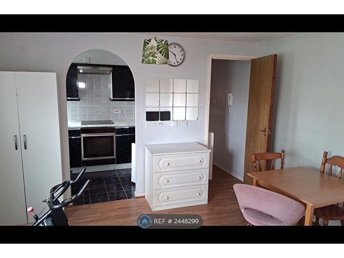 Studio To Rent In Swaythling Close, London, N18