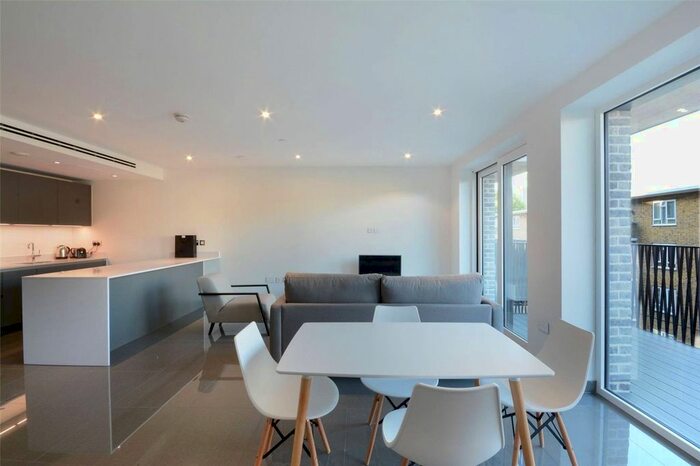 3 Bedroom Flat To Rent In Elliston Apartments, Blackfriars Circus, Southwark, SE1