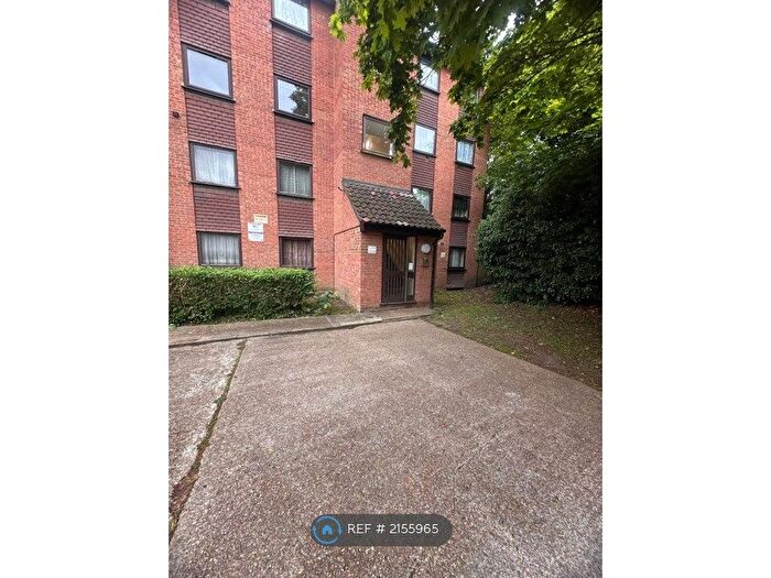2 Bedroom Flat To Rent In Gurney Close, Barking, IG11