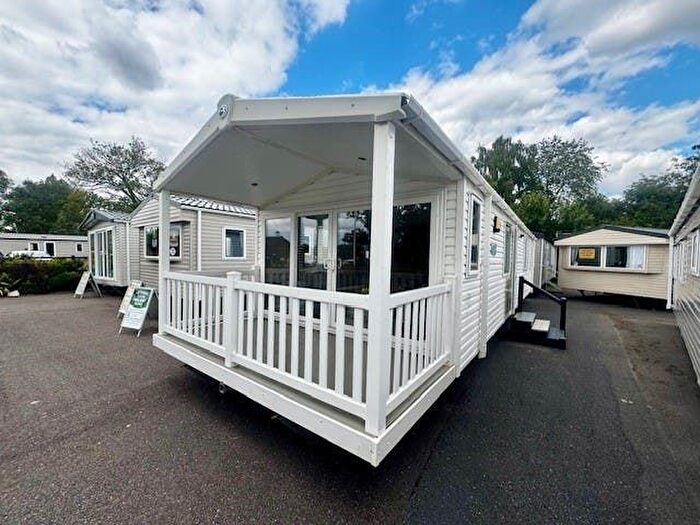 3 Bedroom Mobile/park Home For Sale In Carlton, Saxmundham, IP17