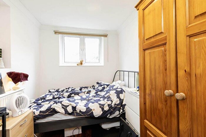 3 Bedroom Flat To Rent In Milman Road, Queens Park, NW6