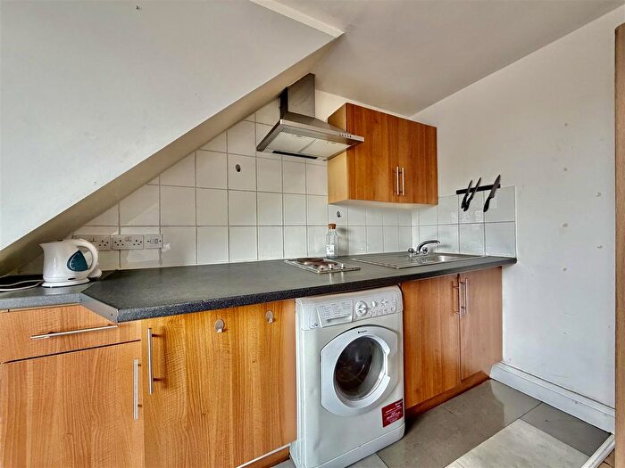 Studio To Rent In Great West Road, Hounslow, TW5