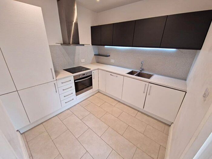 Flat To Rent In Faversham House, South Croydon, CR2