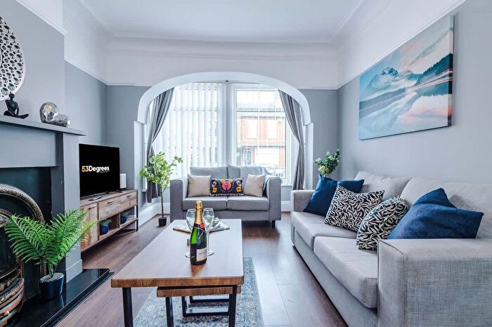3 Bedroom Flat To Rent In City Of Salford, M6
