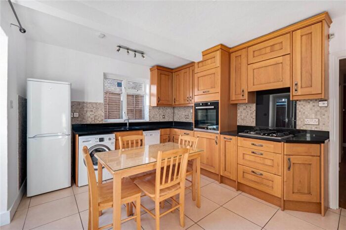 2 Bedroom Flat To Rent In Radbourne Road, London, SW12