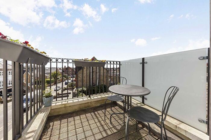 3 Bedroom Flat To Rent In Wellesley Road, London, W4