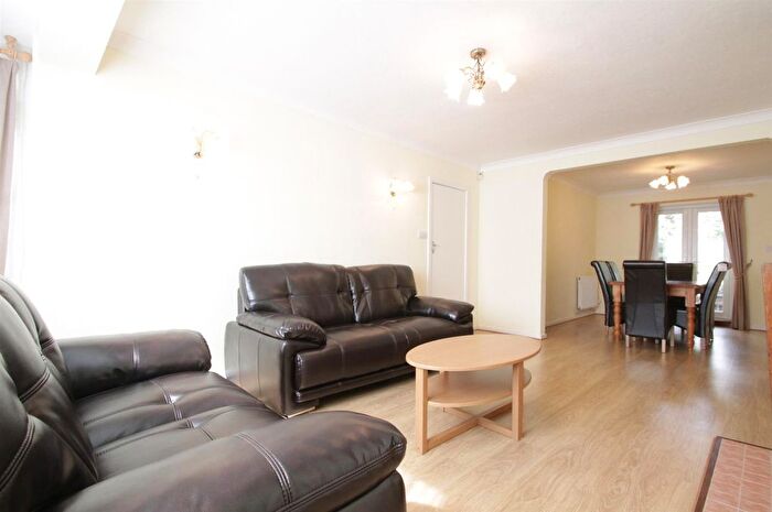 3 Bedroom Semi Detached House To Rent In Holden Road, London, N12