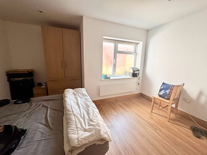 Studio To Rent In Sunny Place, London, NW4