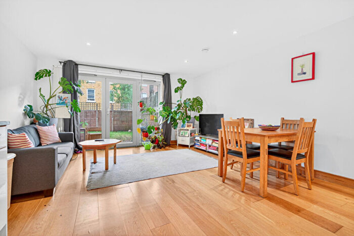 2 Bedroom Apartment To Rent In Hilldrop Lane, London, London, N7