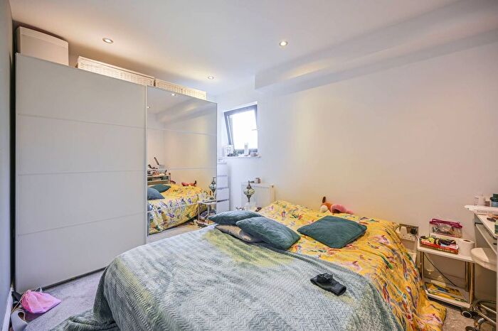 3 Bedroom Flat To Rent In Colney Hatch Lane, Muswell Hill, London, N10