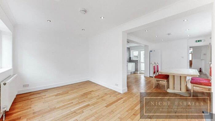 6 Bedroom Semi-Detached House To Rent In Hutton Grove, North Finchley, London, N12