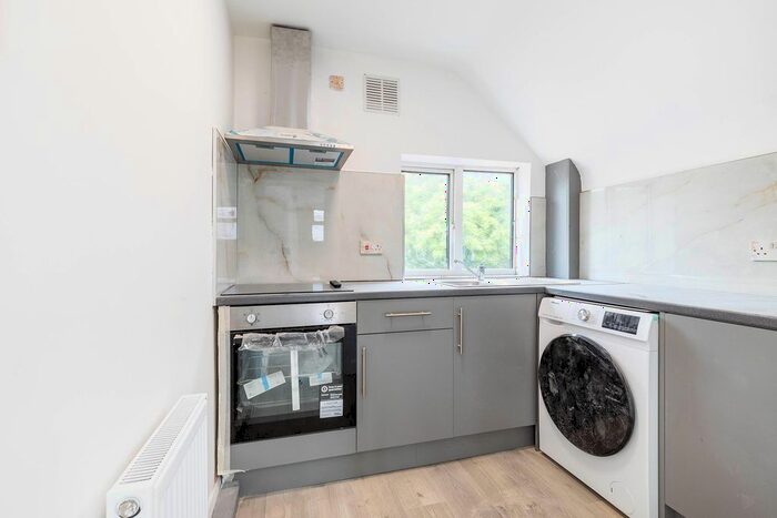 2 Bedroom Flat To Rent In Hounslow Road, Hanworth, Feltham, TW13