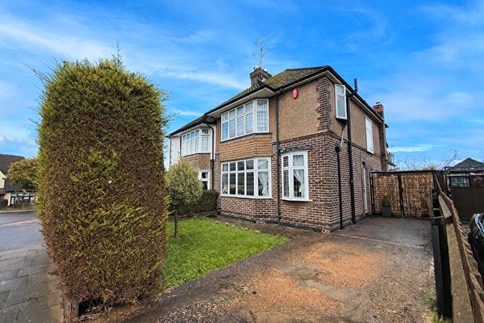 3 Bedroom Semi Detached House For Sale In Graham Gardens, Luton, LU3