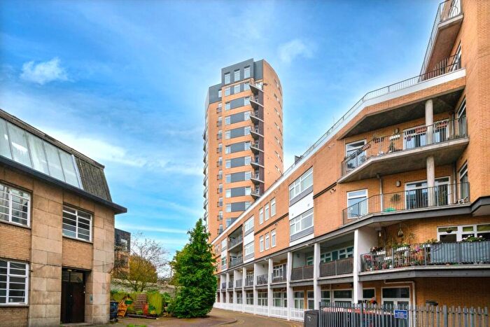 2 Bedroom Flat For Sale In Martello Street, Hackney, E8