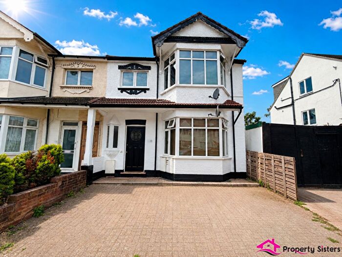 3 Bedroom Maisonette To Rent In Hale Grove Gardens, Mill Hill, NW7
