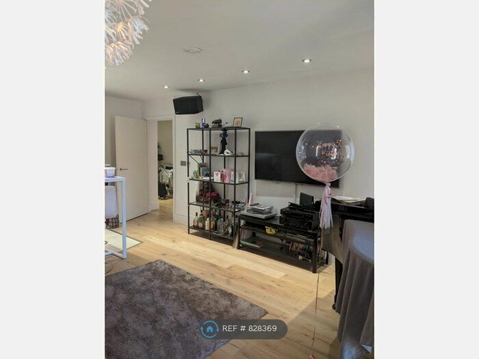 2 Bedroom Flat To Rent In Fulham Palace Road, London, W6