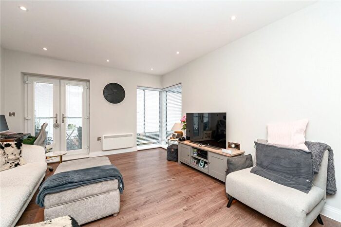 1 Bedroom Flat To Rent In Springfield Lane, Weybridge, Surrey, KT13