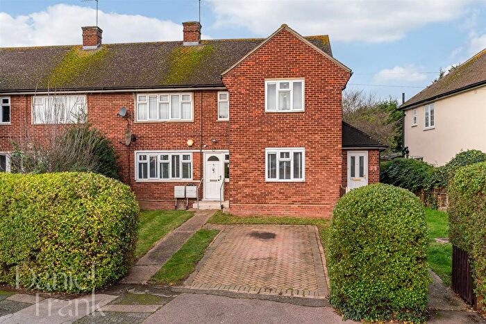 3 Bedroom Flat For Sale In Danbury Road, Loughton, IG10