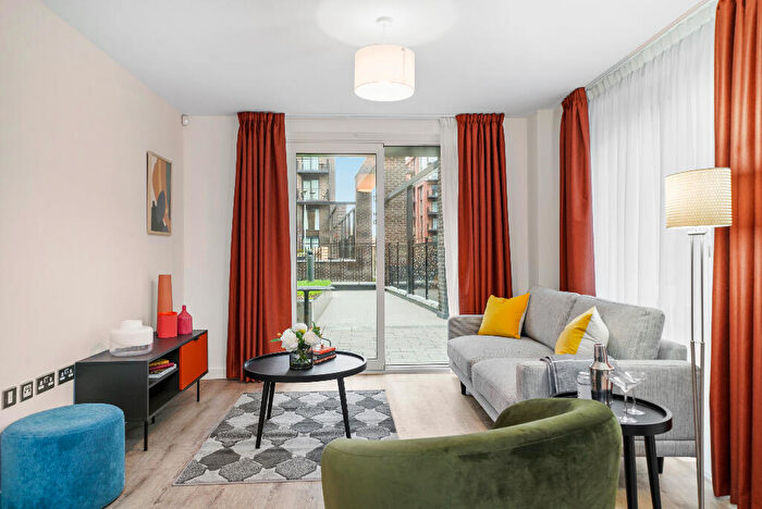 3 Bedroom Apartment To Rent In Chalk, M5