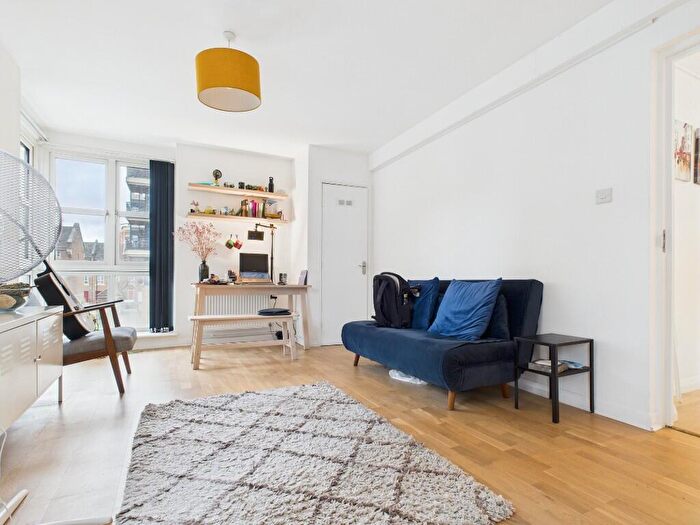 2 Bedroom Flat For Sale In Sherwood Gardens, London, E14