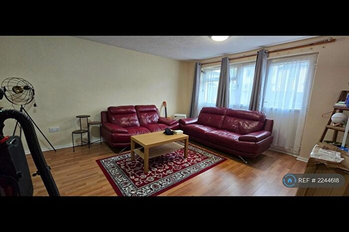 3 Bedroom Semi-Detached House To Rent In Servia Gardens, Leeds, LS7