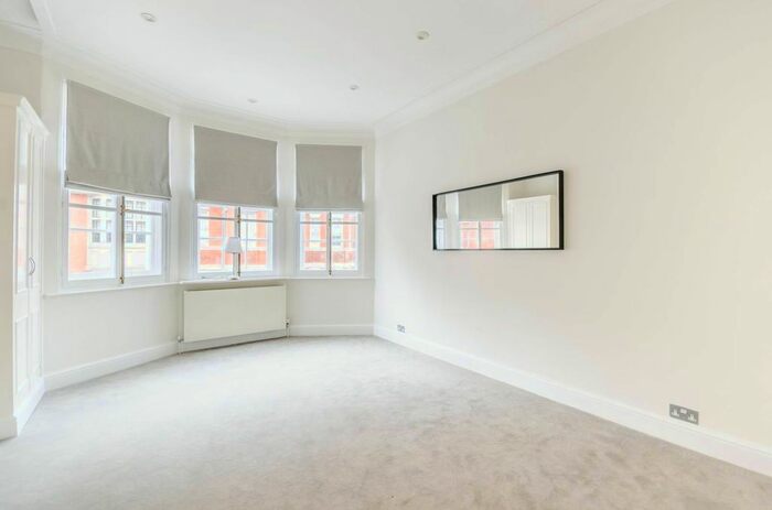 3 Bedroom Flat To Rent In Green Street, Mayfair, London, W1K