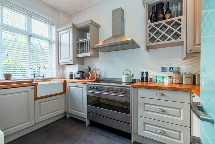 2 Bedroom Flat To Rent In Trinity Crescent, London, SW17