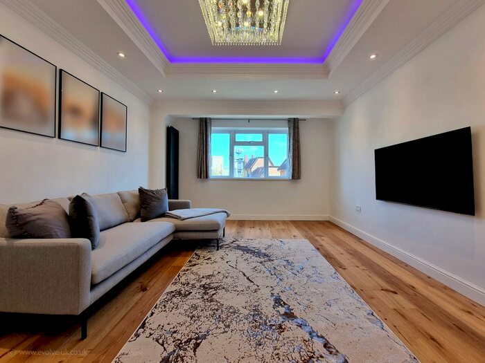 3 Bedroom Flat To Rent In Woodridings Close, Hatch End, Pinner, HA5