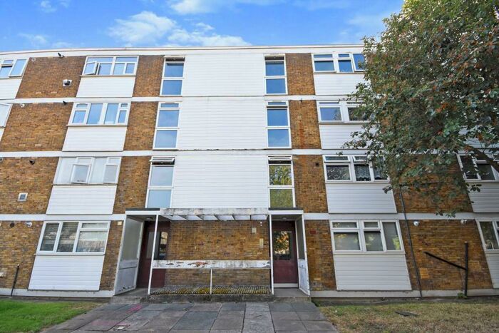 2 Bedroom Flat For Sale In Little Lullaway, Basildon, Essex, SS15