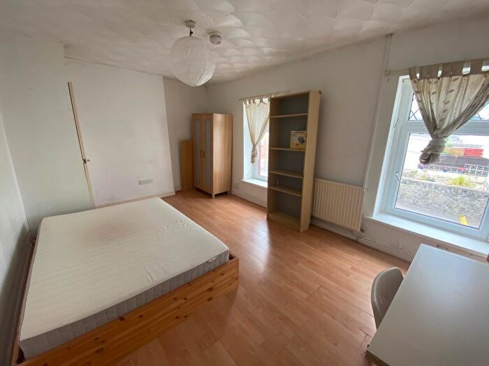 3 Bedroom End Of Terrace House To Rent In Collins Terrace, CF37