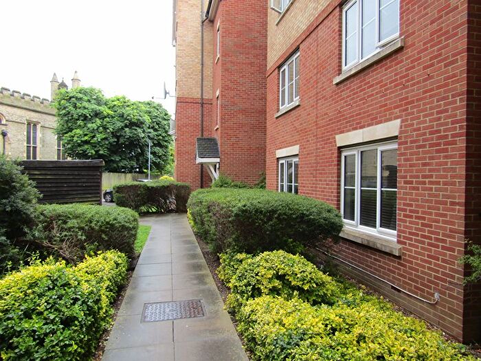 2 Bedroom Flat For Sale In Akers Court High Street, Waltham Cross, EN8