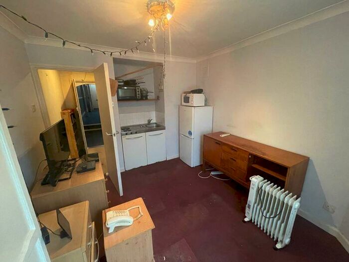 1 Bedroom Flat To Rent In Sea Front, Hayling Island, PO11