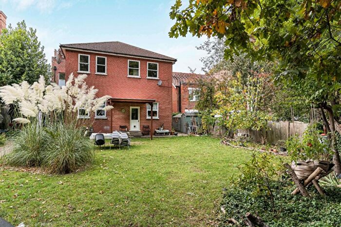 3 Bedroom Flat For Sale In Hopton Road, London, SW16