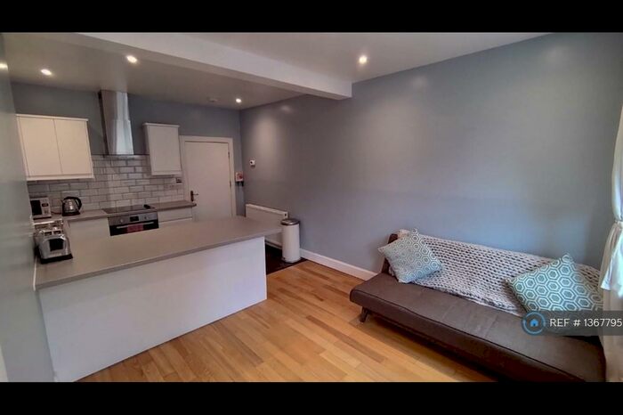 2 Bedroom Flat To Rent In Buccleuch Street, Edinburgh, EH8