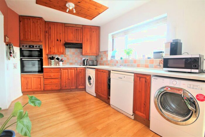 4 Bedroom Semi-Detached House To Rent In Auckland Road, Potters Bar, EN6