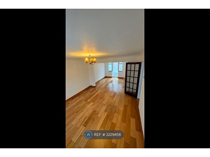 3 Bedroom Semi-Detached House To Rent In Park Avenue, Bushey, WD23