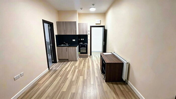 Studio To Rent In Queens Road, London, NW4