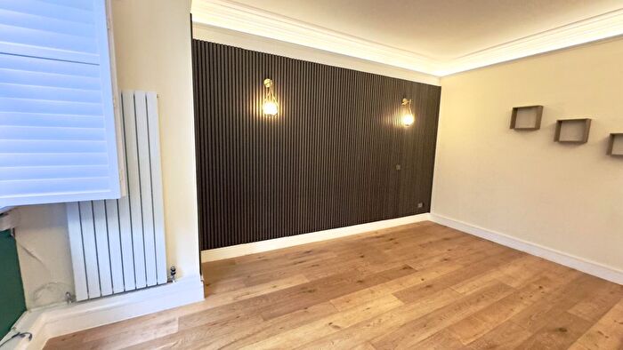 2 Bedroom Flat For Sale In Gledhow Gardens, London, SW5