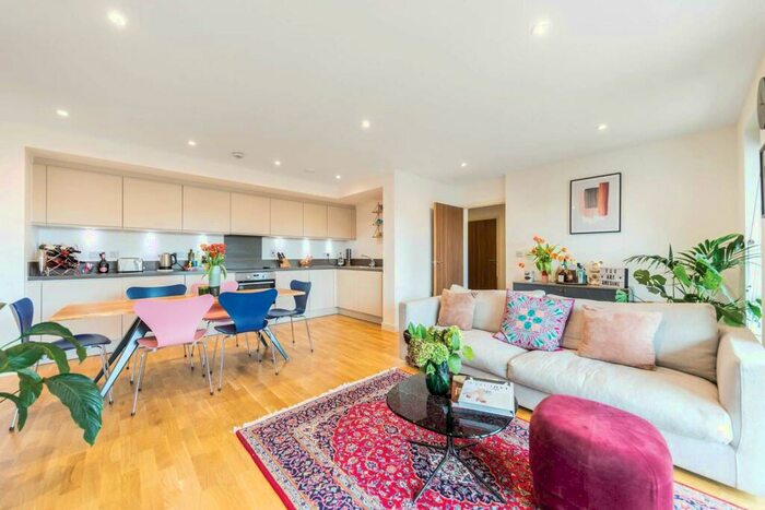 2 Bedroom Flat To Rent In Battersea Park Road, Battersea Park, London, SW11
