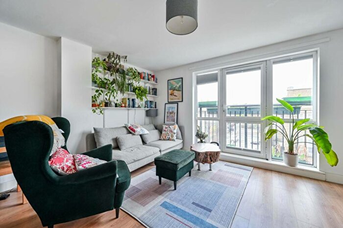 2 Bedroom Flat To Rent In Candle Street, Mile End, London, E1