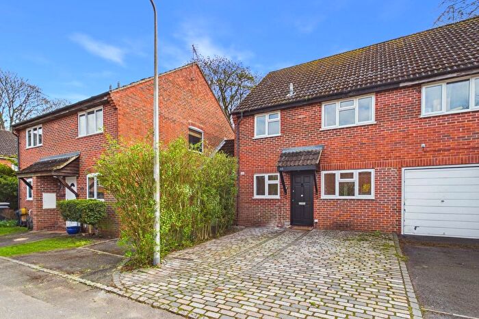 3 Bedroom Semi Detached House For Sale In Lipscombe Close, Newbury, Berkshire, RG14