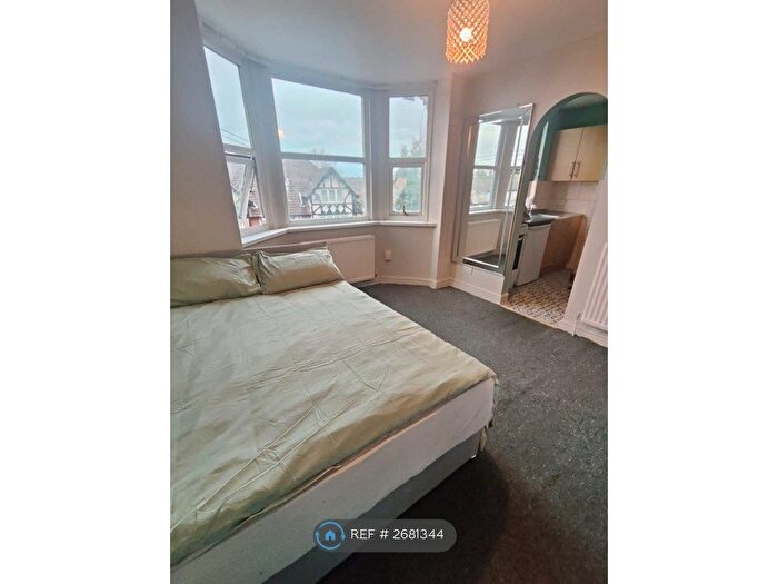 Studio To Rent In Downs Road, Luton, LU1