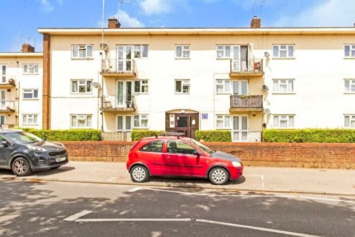 3 Bedroom Flat To Rent In Long Chaulden, Hemel Hempstead, HP1
