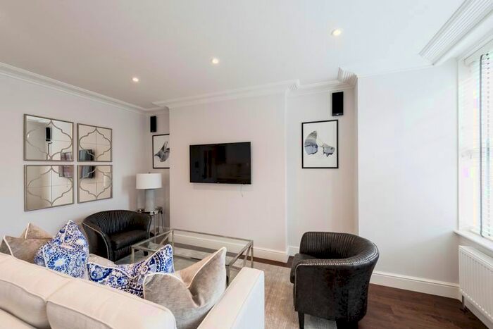 3 Bedroom Flat To Rent In Hamlet Gardens, London, W6