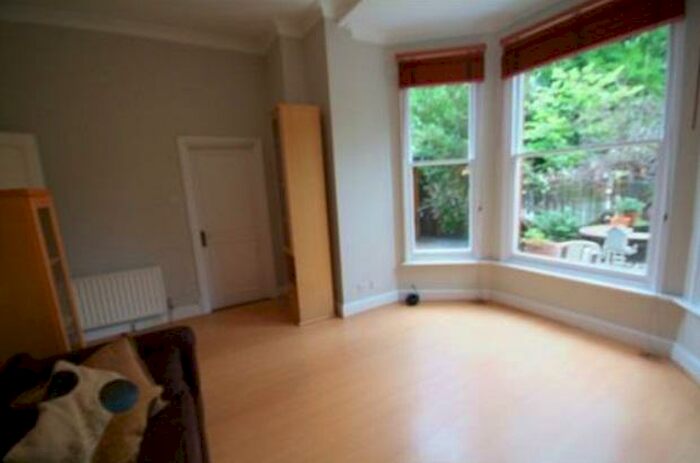 1 Bedroom Flat To Rent In Glamorgan Road, Hampton Wick, London, KT1
