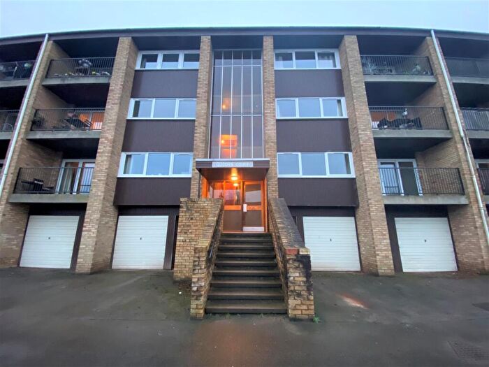 2 Bedroom Flat To Rent In Queens Court, Perth, PH2