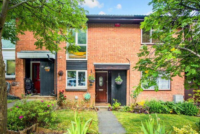 2 Bedroom Flat To Rent In Kennedy Gardens, Sevenoaks, TN13