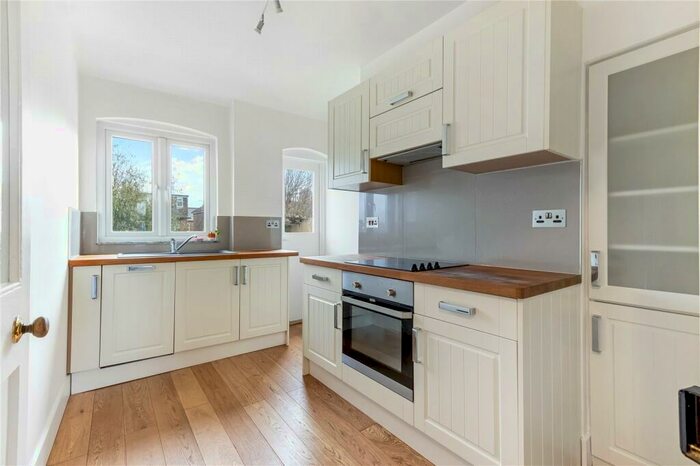 2 Bedroom Apartment To Rent In Gruneisen Road, London, N3